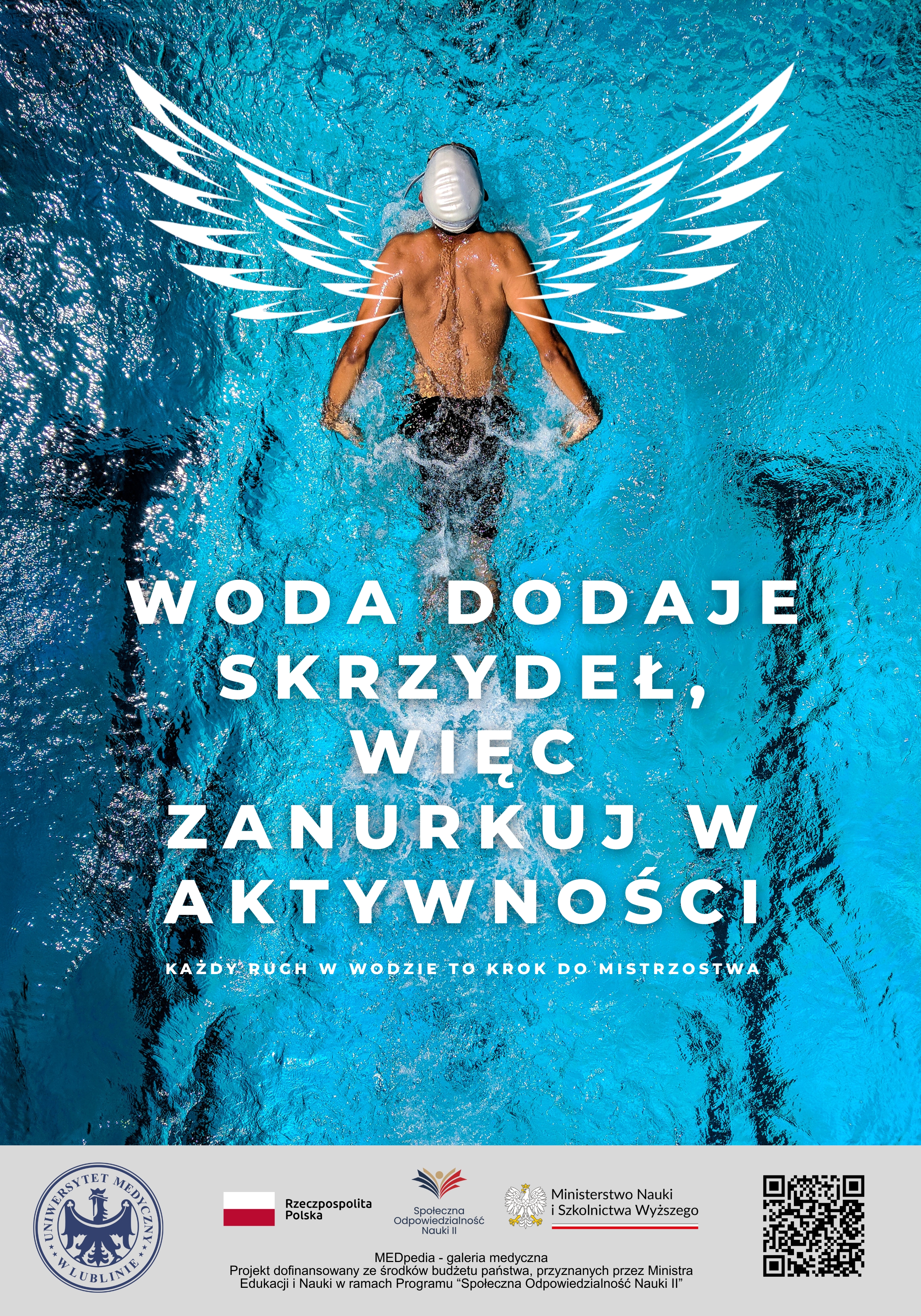 Turkusowe tło basenu. Centralnie pływak w białym czepku, ujęcie z góry podczas ruchu ramion; za plecami narysowane białe, stylizowane skrzydła. Duży napis: „Woda dodaje skrzydeł, więc zanurkuj w aktywności”. Mniejszym: „Każdy ruch w wodzie to krok do mistrzostwa”. Na dole belka z logotypami i kod QR do materiałów online.